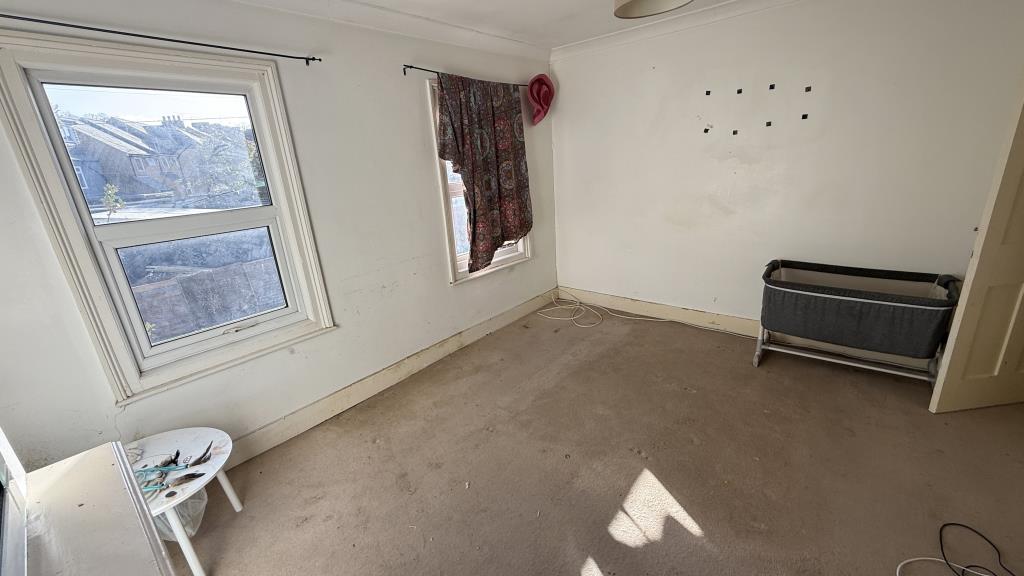 Lot: 147 - HOUSE IN NEED OF IMPROVEMENT WITH RENTAL POTENTIAL - Internal image of main bedroom 1